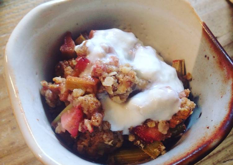 Simple Way to Make Perfect Strawberry Rhubarb Crumble with Oats