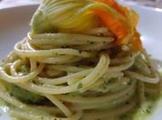 Una foto di scalogno pasta