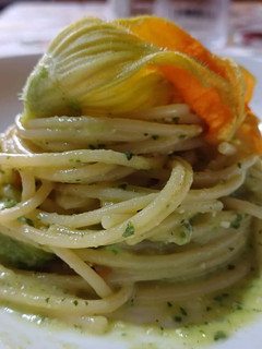 Foto di Spaghetti con pesto di zucchine e fiori di zucca