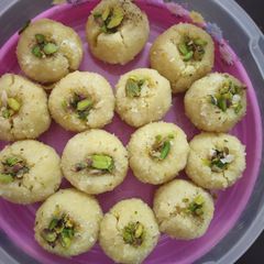 A picture of Khoya pista ladoo.