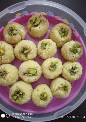 A picture of Khoya pista ladoo.
