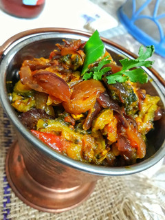 A picture of Bittergourd tomato dry curry.