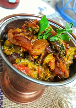 A picture of Bittergourd tomato dry curry.