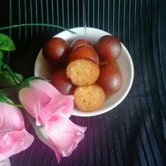 A picture of Gulab jamun.