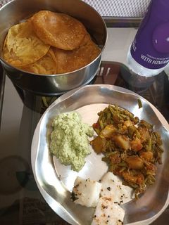 मसाला पूरी और ग्वार की सब्जी रेसिपी मुख्य फोटो