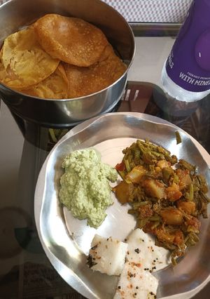 मसाला पूरी और ग्वार की सब्जी रेसिपी मुख्य फोटो