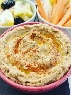 Foto di Hummus di ceci con pomodorini secchi e olive leccino