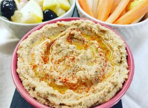 Foto di Hummus di ceci con pomodorini secchi e olive leccino