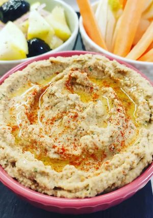 Foto di Hummus di ceci con pomodorini secchi e olive leccino