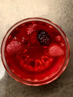 Una foto de Gelatina de fresa con frutos rojos