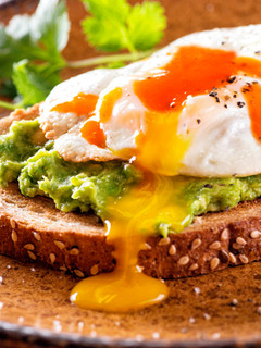 Una foto de Tostada de huevo y aguacate con Salsa Brava