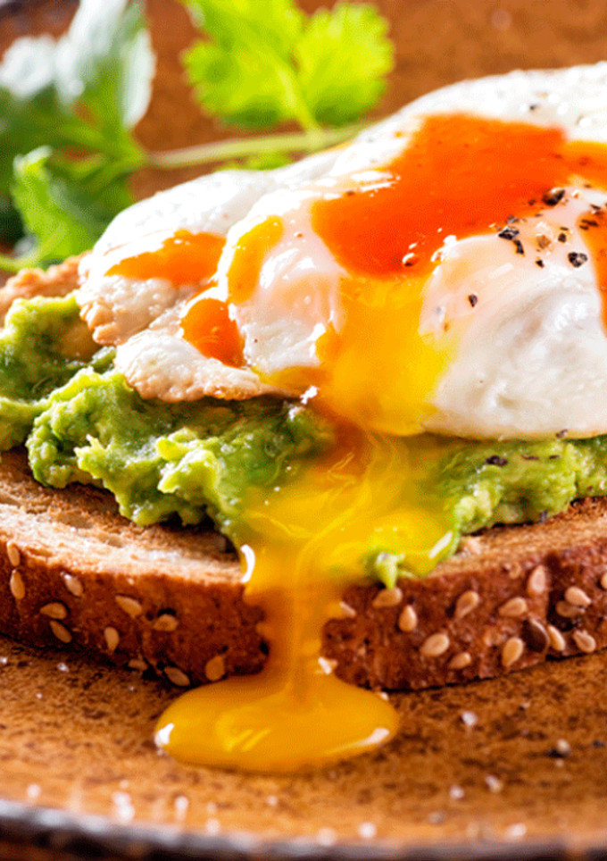 Una foto de Tostada de huevo y aguacate con Salsa Brava