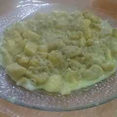 Una foto de Ñoquis amarillo con salsa de atún