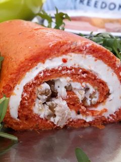Una foto de Rollo de pimientos piquillo con crema de queso y nueces