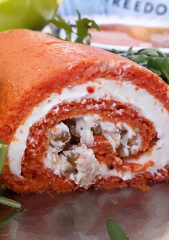 Una foto de Rollo de pimientos piquillo con crema de queso y nueces