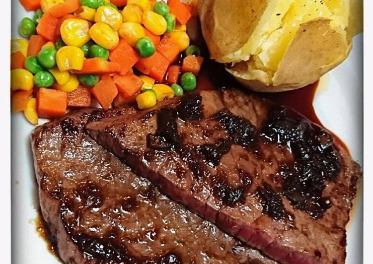 Beef steak w onion sauce