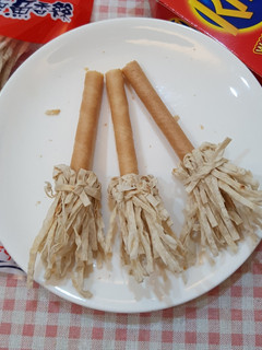 巫婆掃把~簡易萬聖節點心 的食譜成品照片