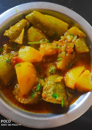 परवल आलू की सब्जी बिना लहसुन प्याज़ की (कुकर में) रेसिपी मुख्य फोटो