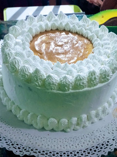 Una foto de Torta de lúcuma y manjar