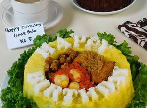 Foto resep Set Menu Ultah Istimewa (Tumpeng Nasi Kuning Rice Cooker, Pudding Coklat, Coffe Milk Tea)