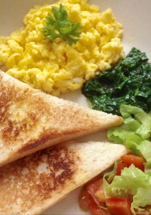 Foto resep Breakfast : Scrambled egg and their vegie friends