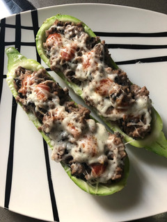 Una foto de Calabacín relleno de carne y champiñones