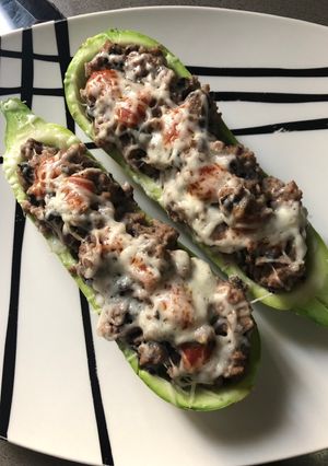 Una foto de Calabacín relleno de carne y champiñones