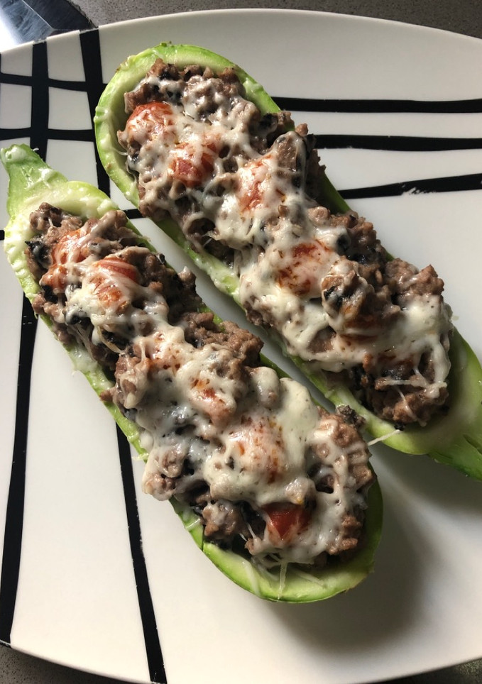 Una foto de Calabacín relleno de carne y champiñones