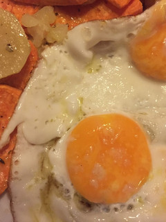 Una foto de Huevos fritos con patatas fritas. Una cena de antojo