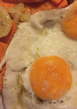 Foto principal de Huevos fritos con patatas fritas. Una cena de antojo