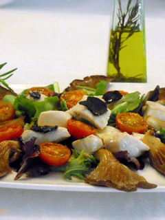 Una foto de Ensalada templada de pollo, con trufa negra