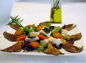 Una foto de Ensalada templada de pollo, con trufa negra