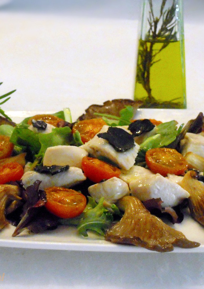 Una foto de Ensalada templada de pollo, con trufa negra