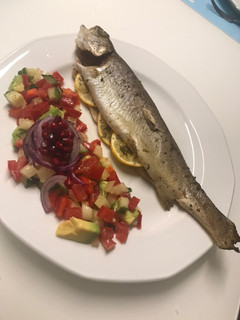 Egészben sült pisztráng salátával recept fotója