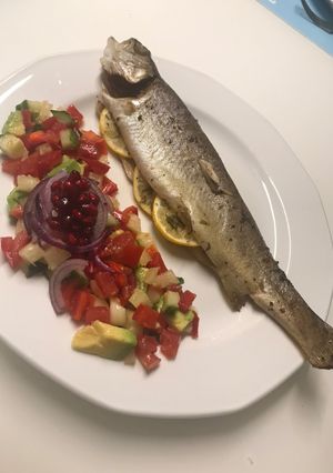 Egészben sült pisztráng salátával recept fotója