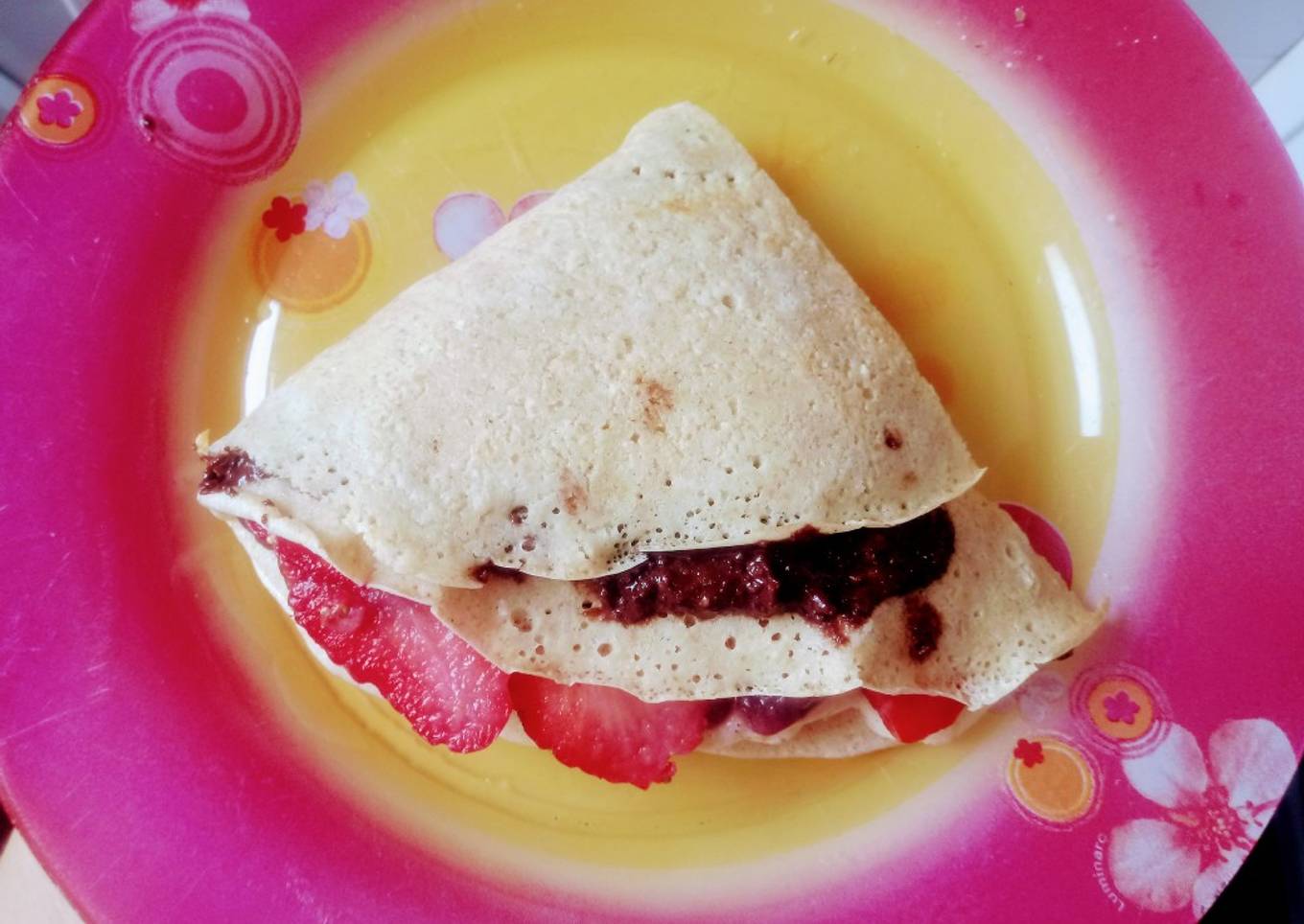 Crepes de avena rellenos de nocilla, plátano y frutos rojos