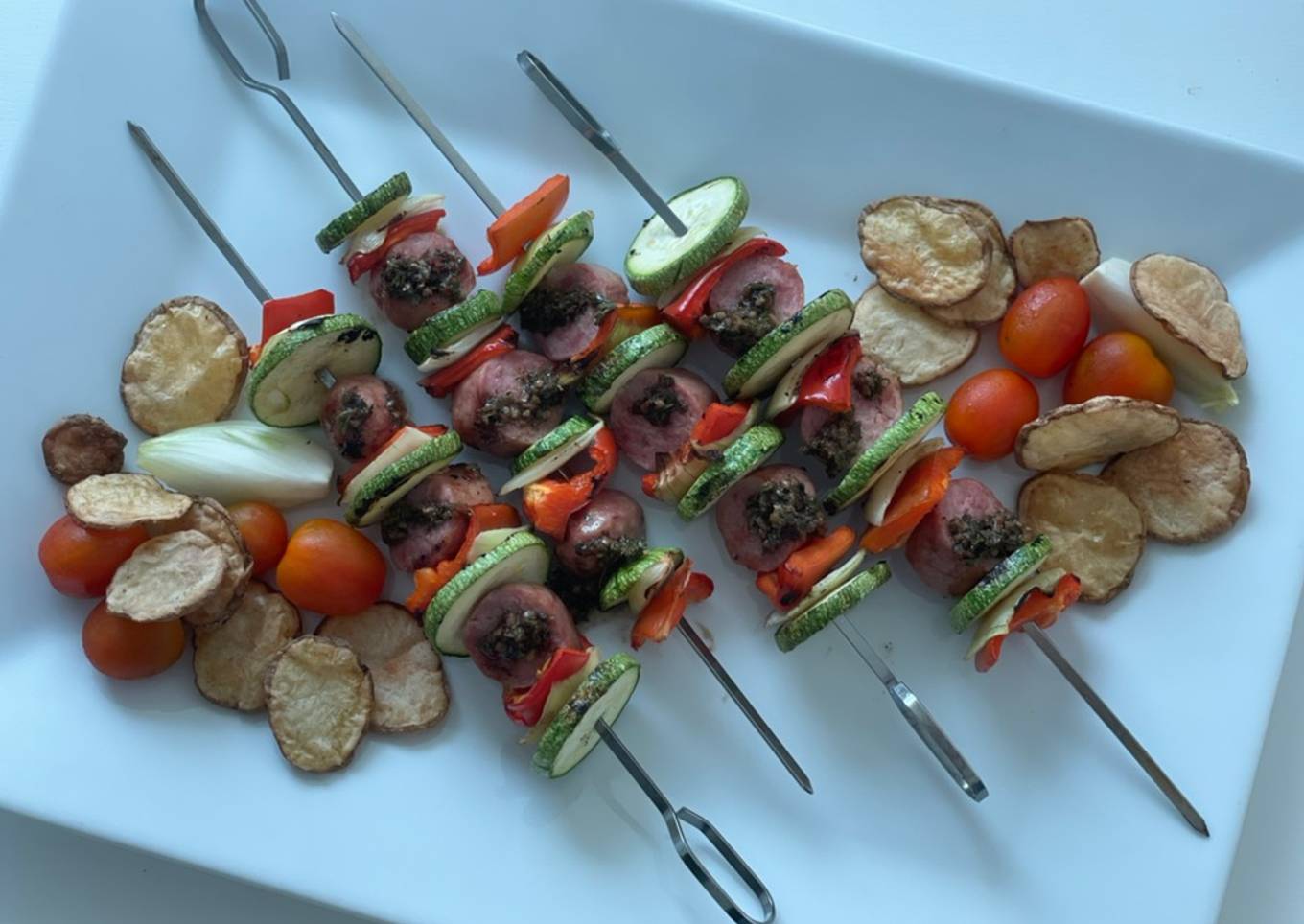 Brochetas de chorizo argentino