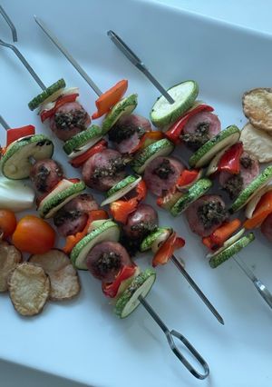 Una foto de Brochetas de chorizo argentino