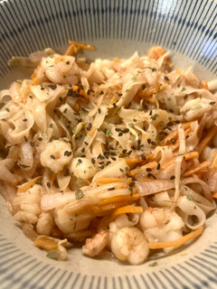 Una foto de 🇹🇭 Pad Thai 🍲 con gambas 🦐