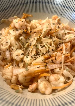 Una foto de 🇹🇭 Pad Thai 🍲 con gambas 🦐