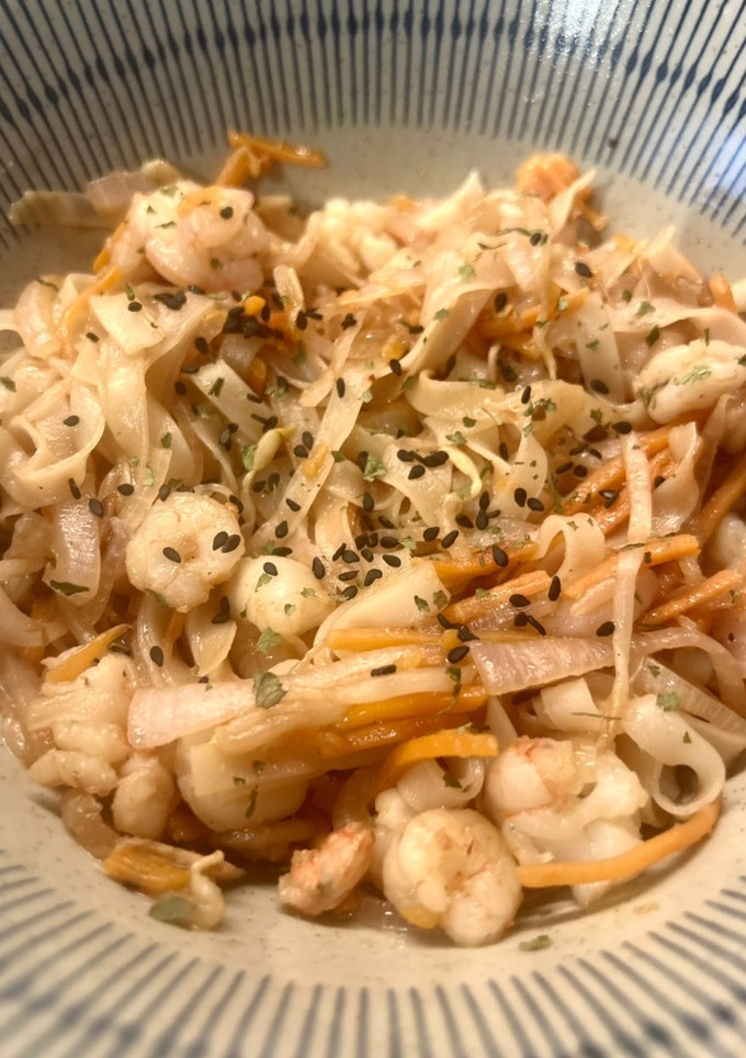 Una foto de 🇹🇭 Pad Thai 🍲 con gambas 🦐