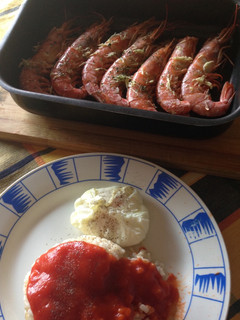 Una foto de Arroz a la cubana saludable y gambas al horno