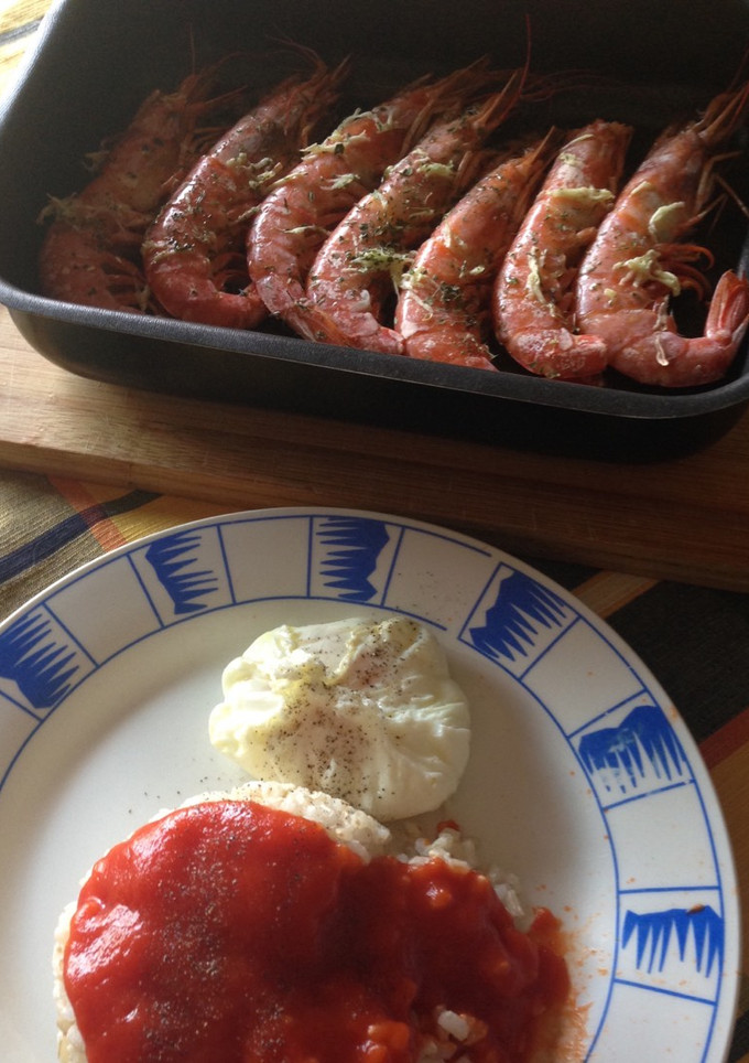 Una foto de Arroz a la cubana saludable y gambas al horno