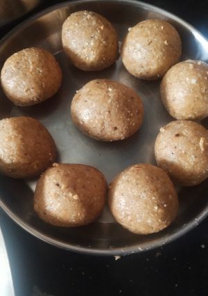 A picture of Roasted Dryfruit peanut ladoo.