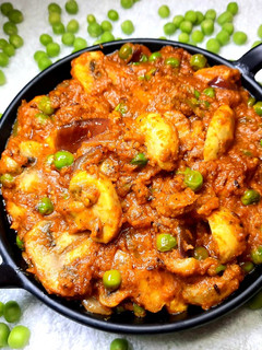 रेस्टोरेंट स्टाइल मशरूम मटर (Restaurant style mushroom matar recipe in hindi) रेसिपी मुख्य फोटो