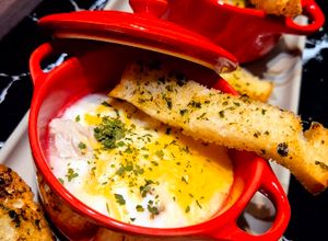 Une photo de Œufs cocotte au poulet et au cheddar