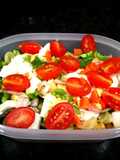 Ensalada de pasta con queso mozzarella, verduras y huevo