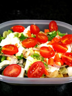 Una foto de Ensalada de pasta con queso mozzarella, verduras y huevo