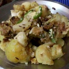 A picture of Aloo and dry fruit sabji.