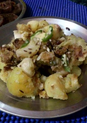 A picture of Aloo and dry fruit sabji.